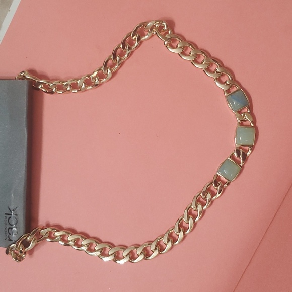 ☆NWT☆ Gold curb chain necklace with 3 jade stones - Picture 5 of 6